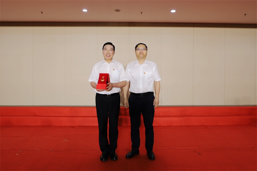 20210630 七一主题活动  李院长颁奖(3).jpg 20210630 七一主题活动  李院长颁奖(3).jpg